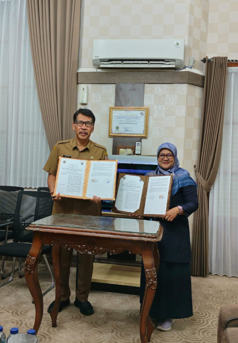 Penandatanganan MoU dan MoA dengan Bupati Cilacap Program Membangun Desa